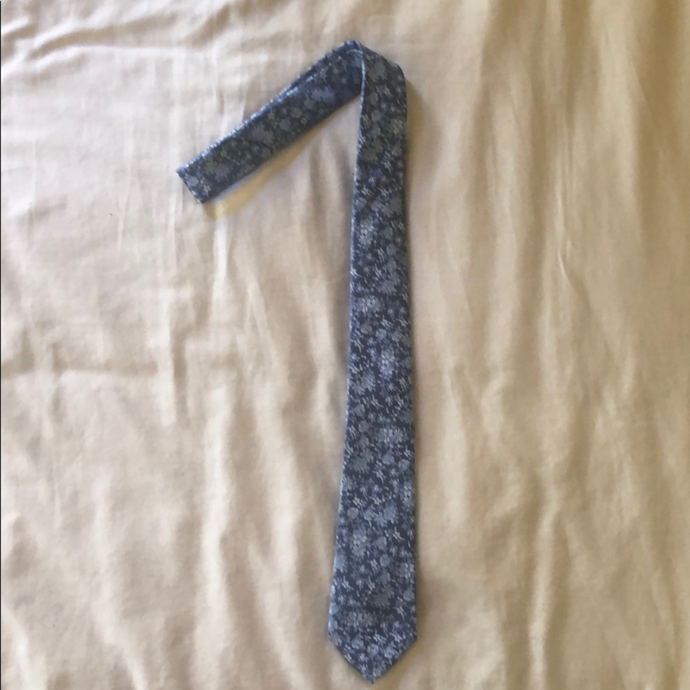Men’s blue floral skinny tie